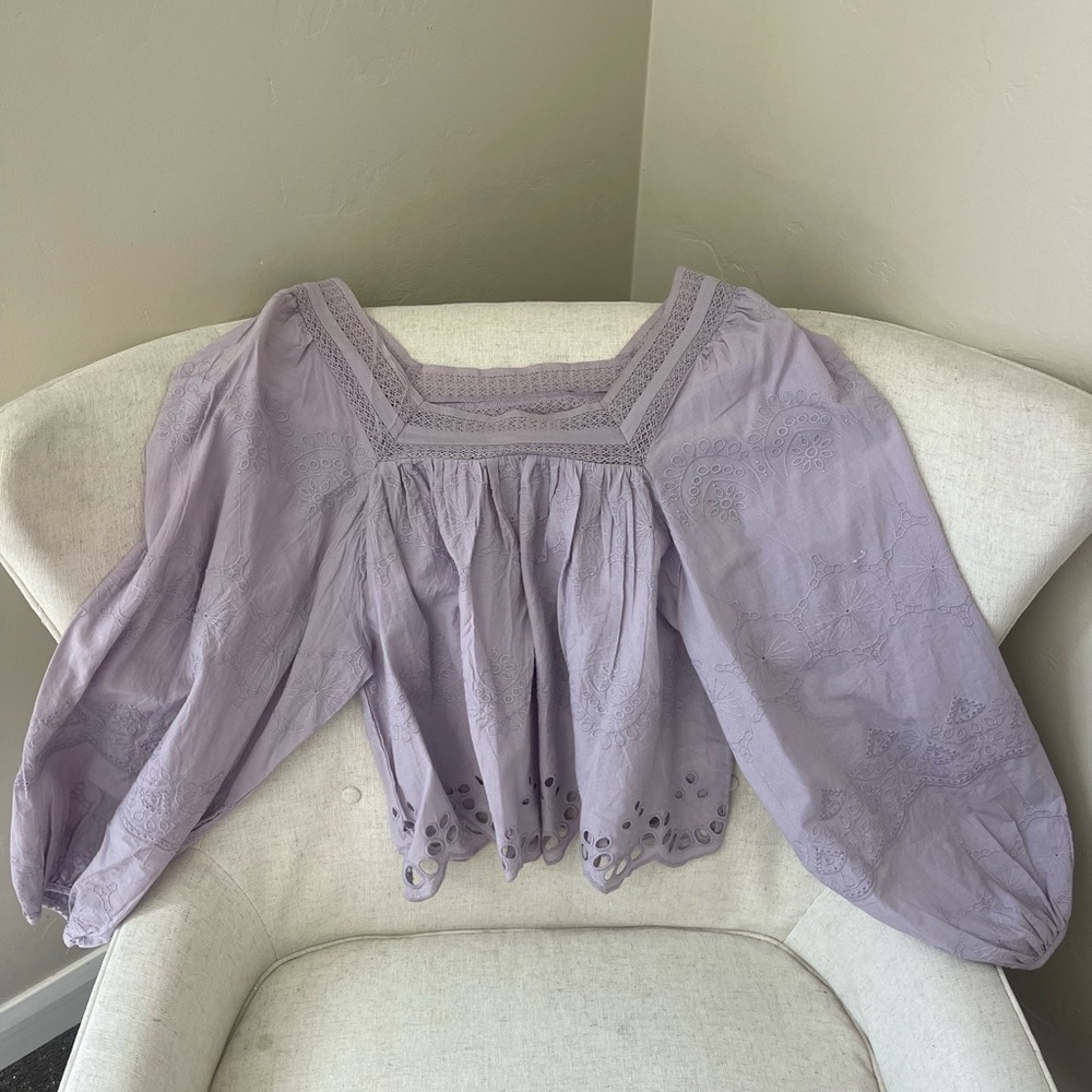 Fun sleeves and super cute color on all skin tones